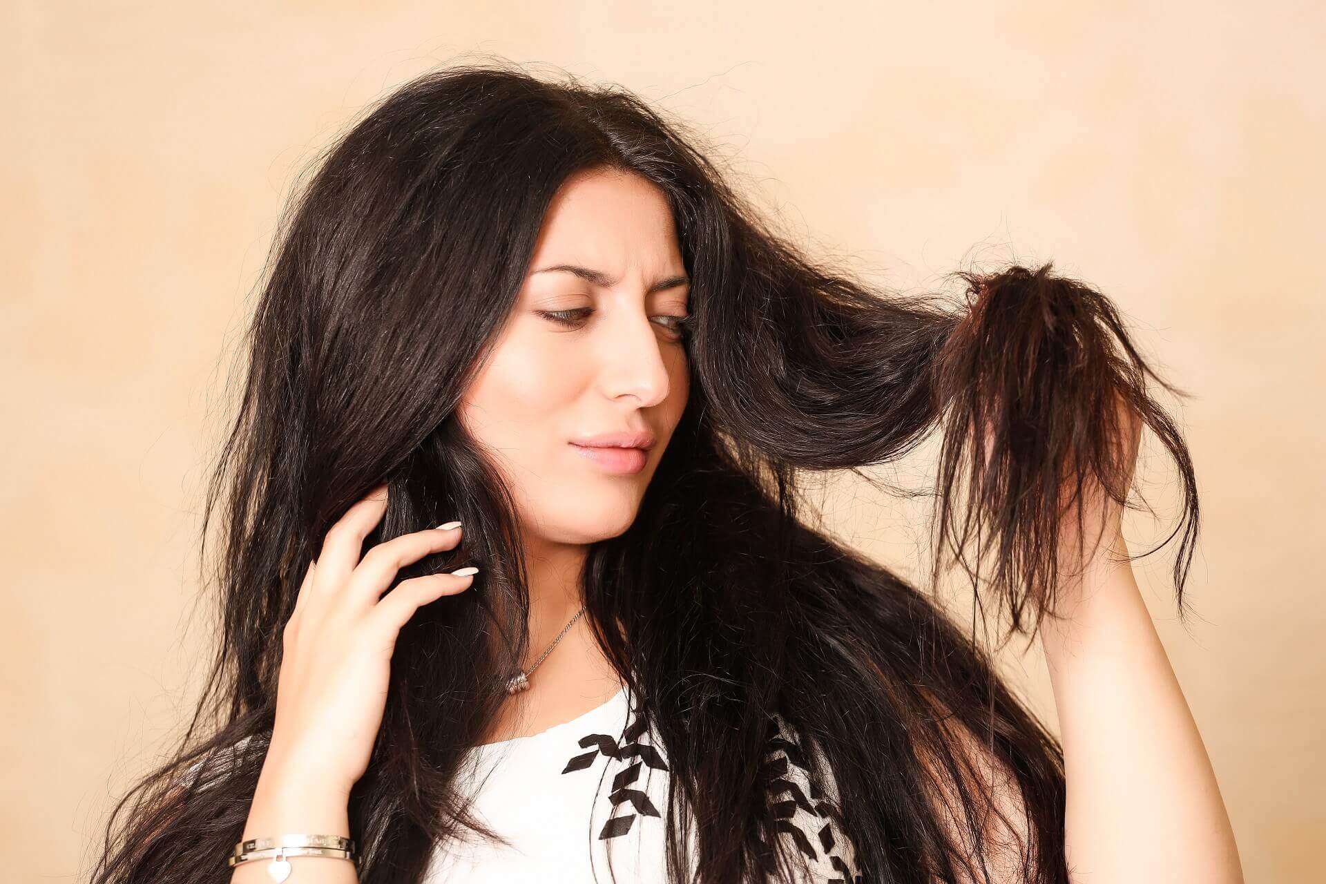 Close-up of flat, oily roots and greasy strands separating at the scalp