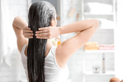 Dejar el acondicionador para el cabello: los beneficios y los riesgos